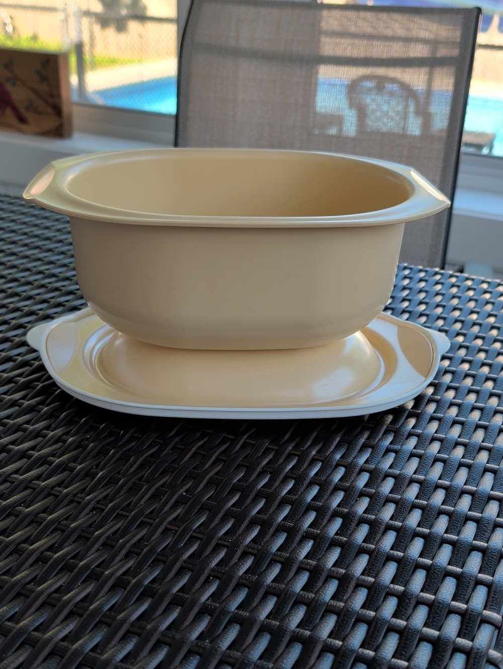Tupperware Cream-Beige Serving Bowl with Lid